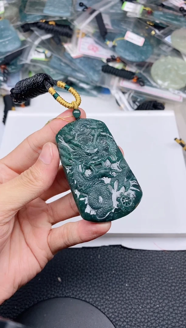 颈饰未镶嵌翡翠