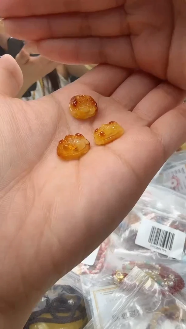 未镶嵌琥珀裸石如图