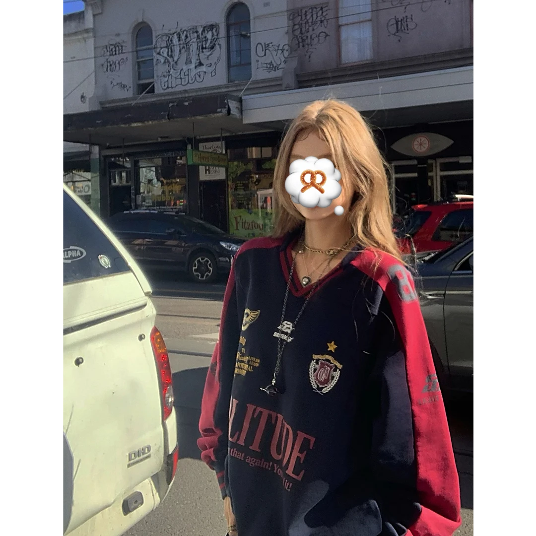 泡泡谷PaoPaoGu美式派对 复古V领字母印花卫衣女宽松显瘦休闲上衣