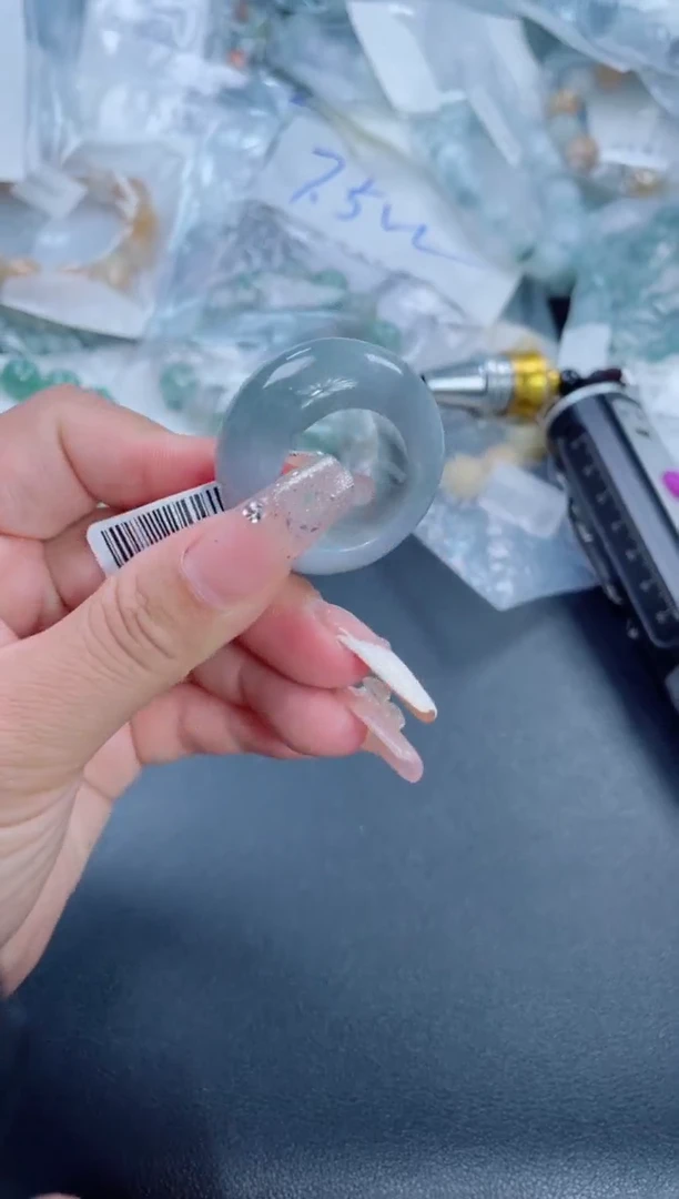 翡翠戒指未镶嵌珠串