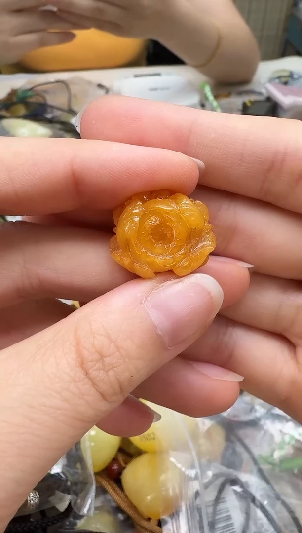 未镶嵌琥珀裸石如图