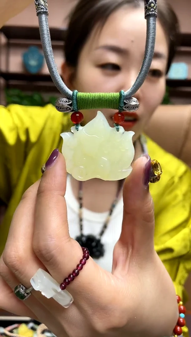 岫玉未镶嵌吊坠·