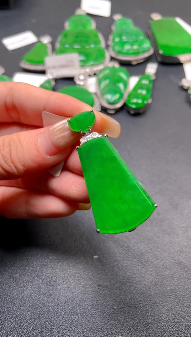 颈饰银S925镶嵌翡翠吊坠