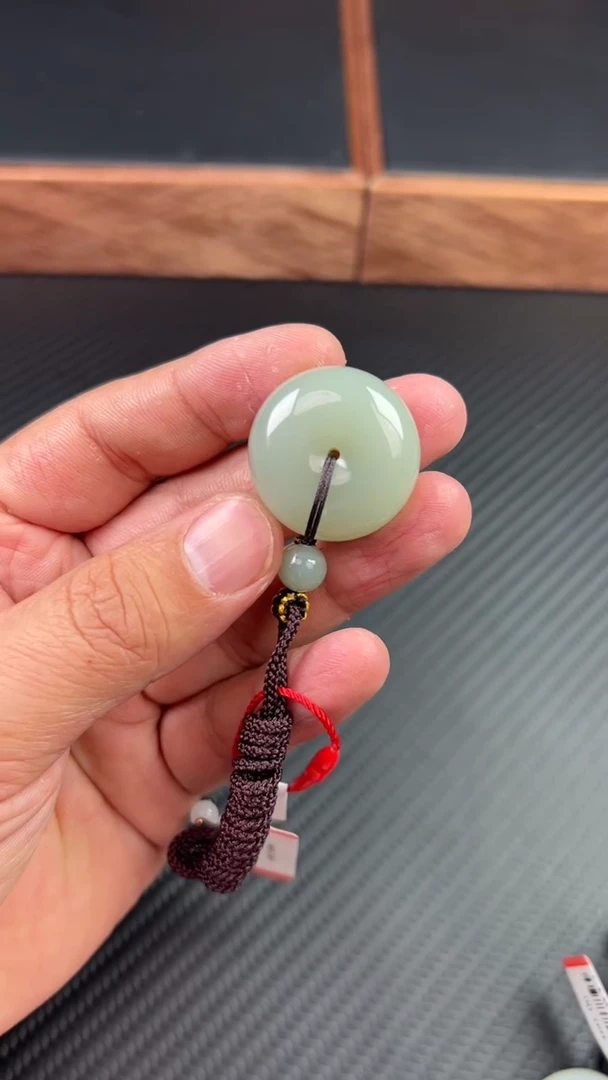 【闪购商品】和田玉吊坠(赠链)未镶嵌且末微色差近矿