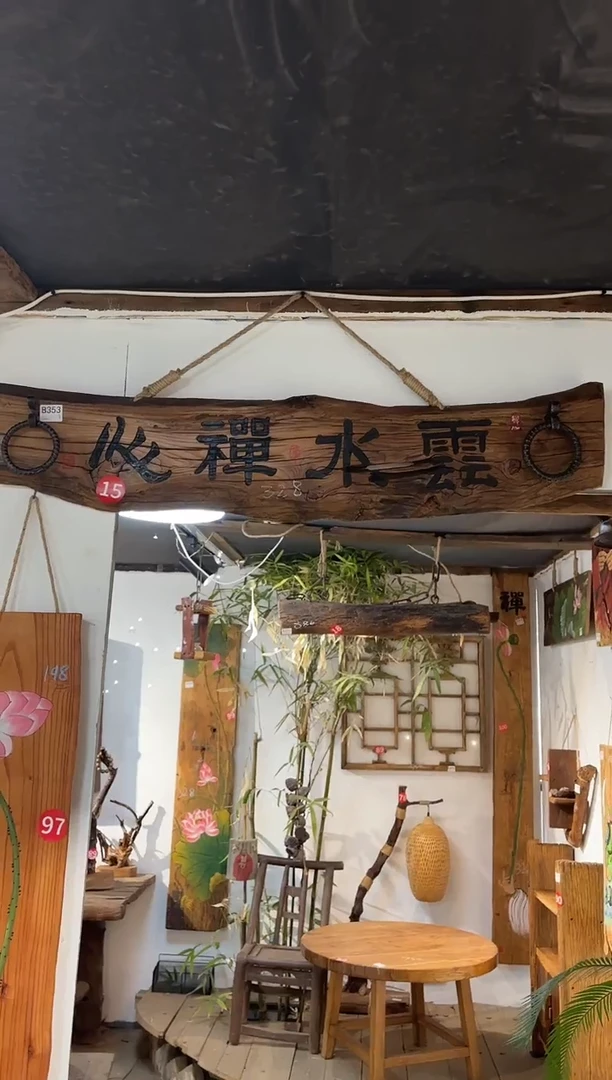 适**存风化老门板丙烯画