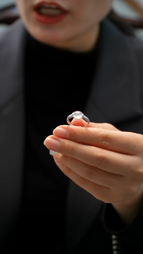 18K金镶嵌戒指翡翠蛋面戒指