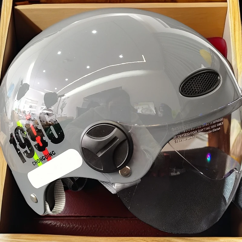 388亮灰带字透明短镜片四季款电动车头盔