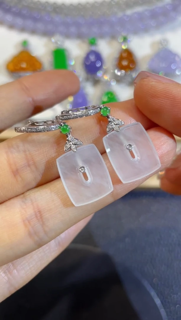 颈饰18K金镶嵌翡翠团购39