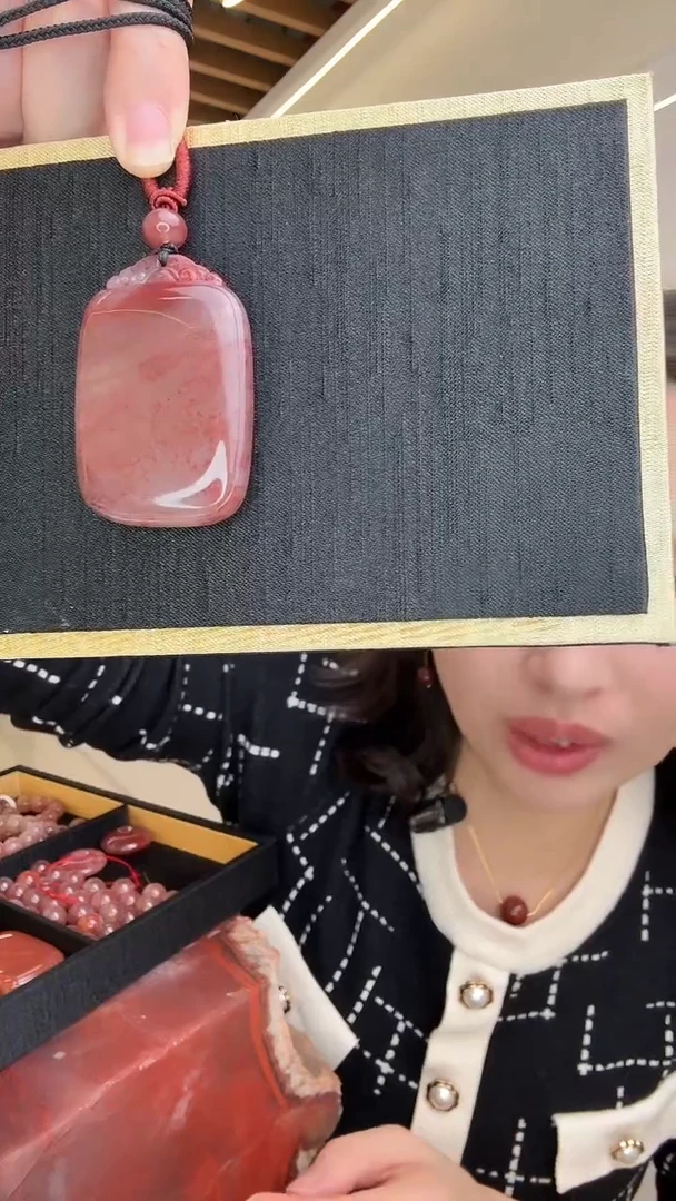 颈饰未镶嵌南红玛瑙0优化 无胶无裂原矿南红无事牌
