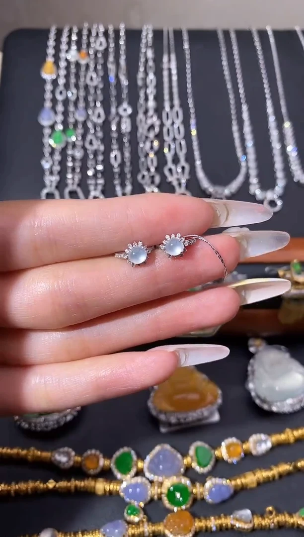 颈饰18K金镶嵌翡翠耳饰