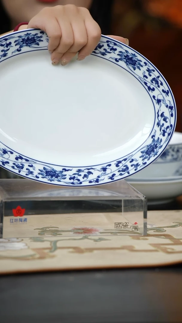 1个微瑕古韵缠枝12英寸鱼盘