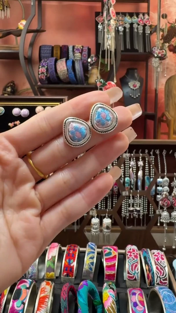 织绣云织谣民族风精美饰品  190