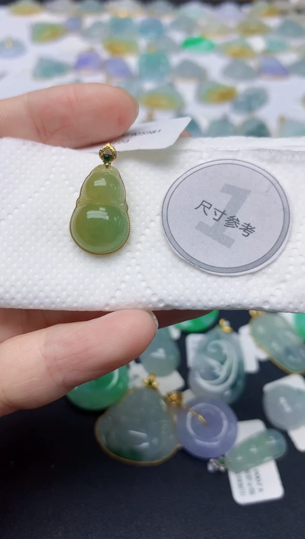 翡翠18K金镶嵌颈饰天然缅甸A货翡翠