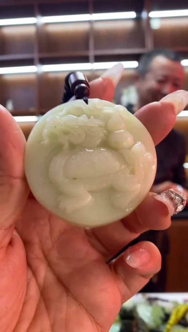 未镶嵌蛇纹石玉吊坠
