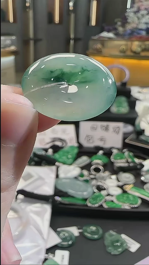 颈饰18K金镶嵌翡翠天然A货翡翠