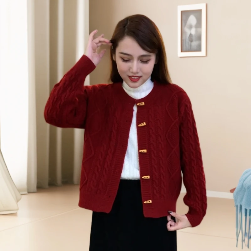韩系牛角扣设计感毛衣外套女2025年新款宽松懒麻花针织开衫外穿