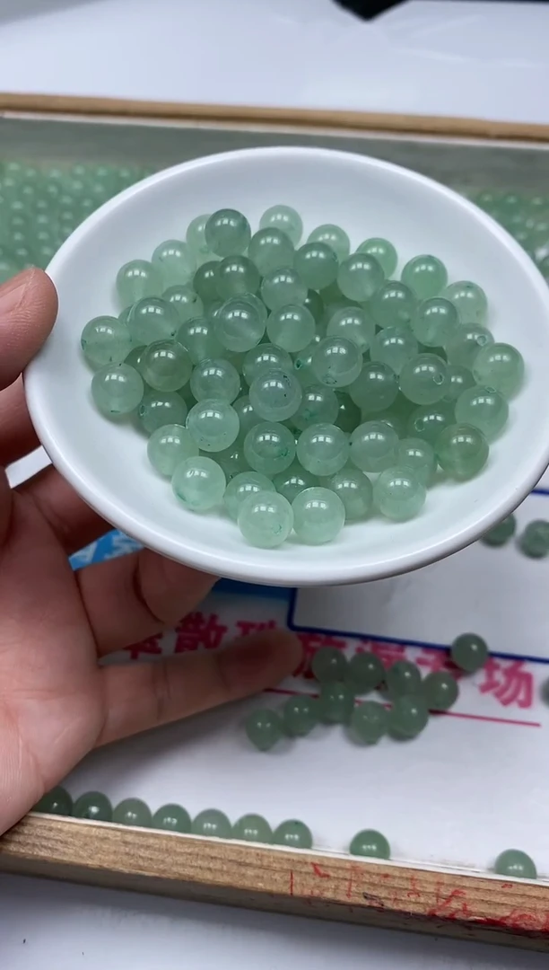 东陵石未镶嵌散珠B141 浅绿东陵8mm30颗6.8元