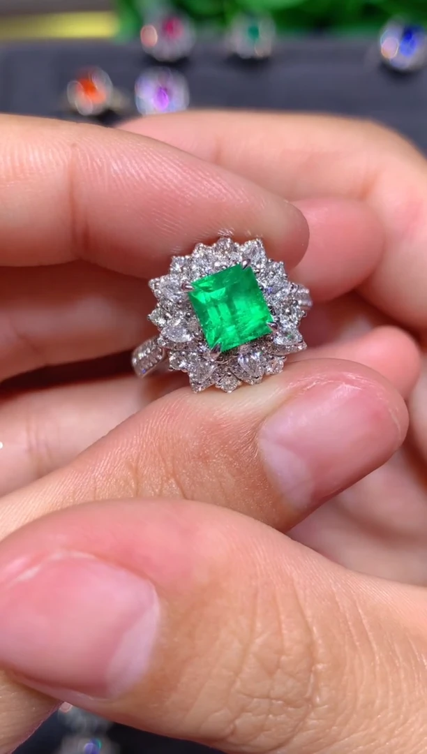 18K金镶嵌戒指祖母绿妞*1.28CT