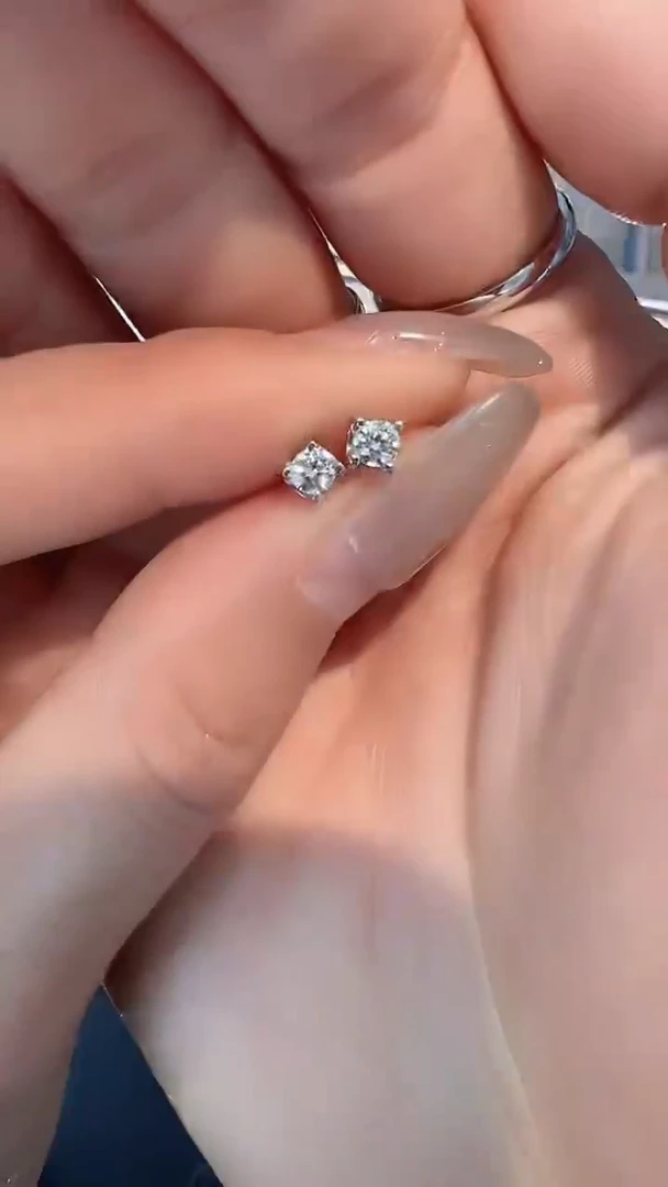 【闪购商品】钻石耳饰18K金镶嵌耳钉