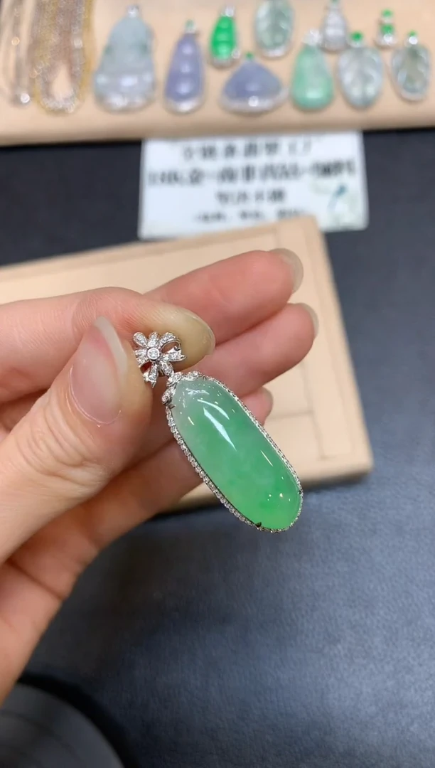 【闪购商品】翡翠颈饰18K金镶嵌福瓜【无服务费