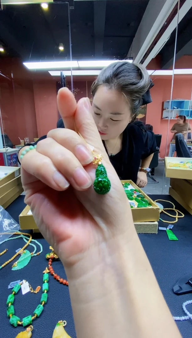 颈饰未镶嵌翡翠吊坠