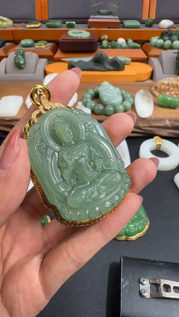 颈饰18K金镶嵌和田玉1