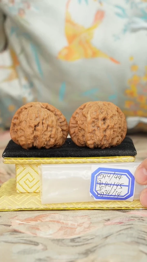 【闪购商品】文玩核桃把件白狮子