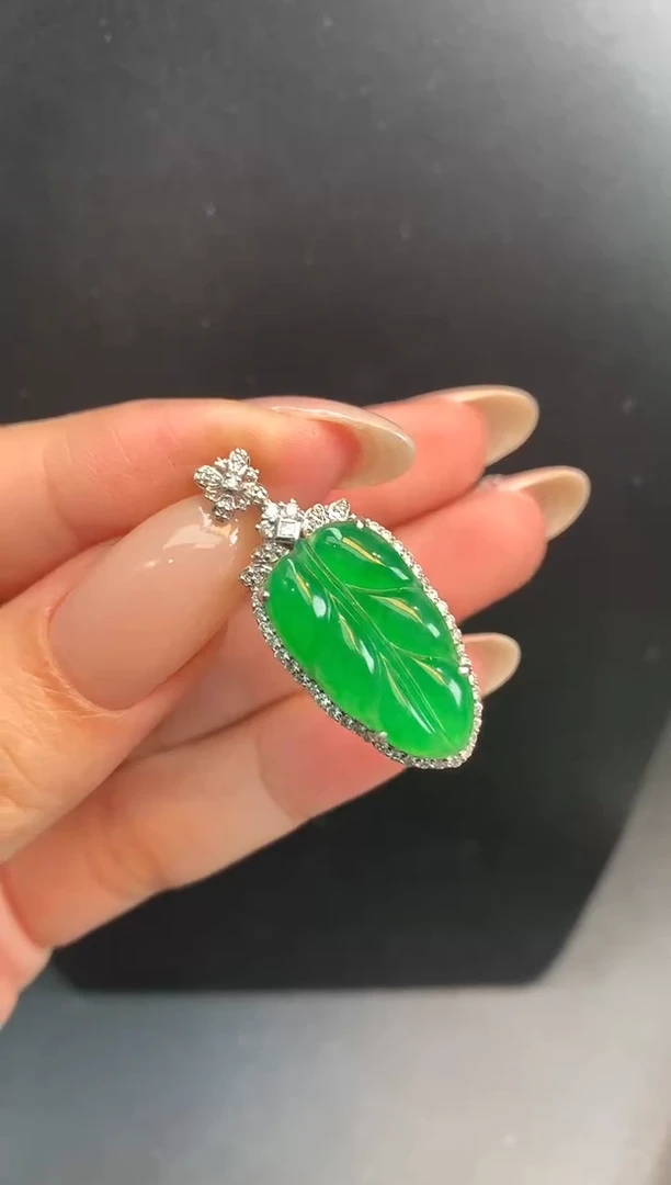 颈饰18K金镶嵌翡翠叶子