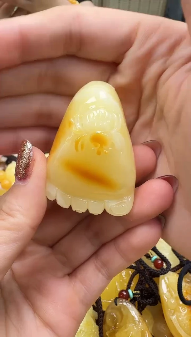 未镶嵌颈饰琥珀如图