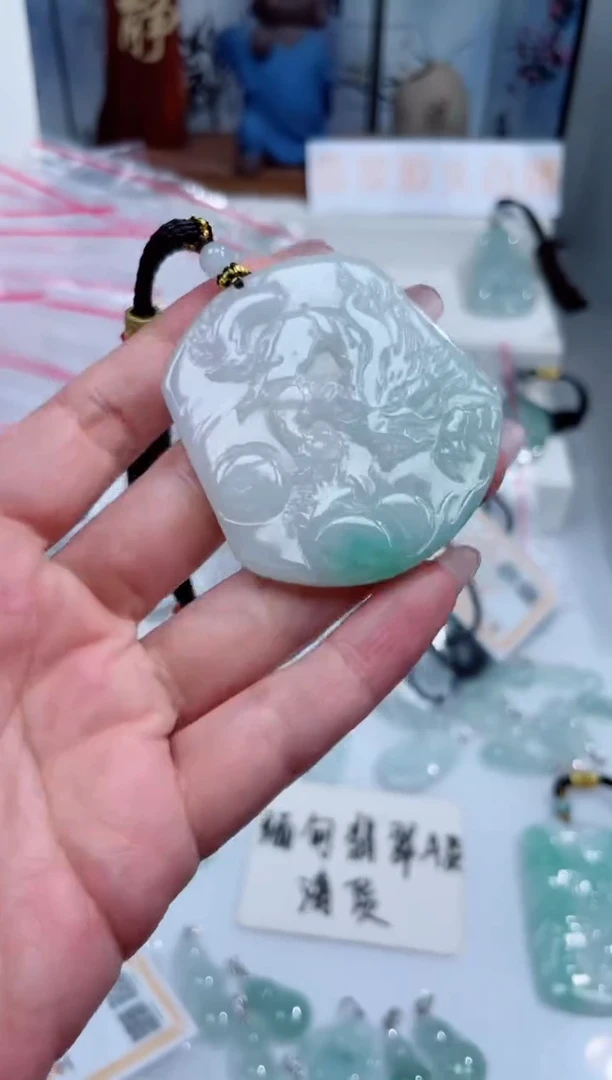 颈饰未镶嵌翡翠吊坠