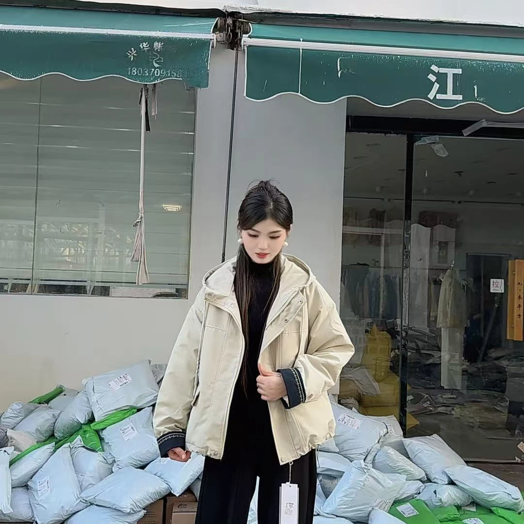 连帽抽绳加棉冲锋衣