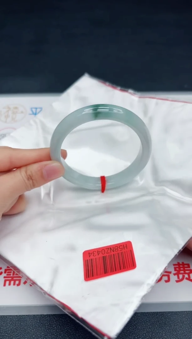 翡翠手镯未镶嵌，默认会有冰丝棉纹棉线，均需要有包容心