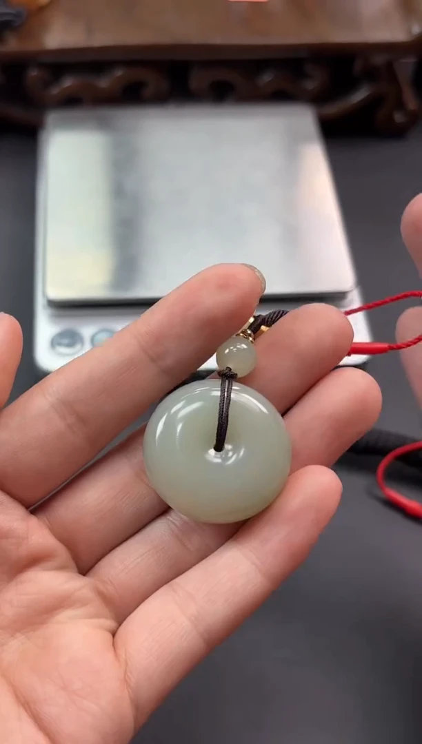 【闪购商品】和田玉吊坠(赠链)未镶嵌且末微色差近矿