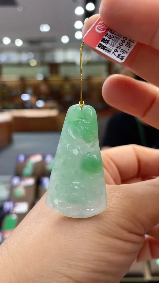 翡翠未镶嵌颈饰荷叶鱼