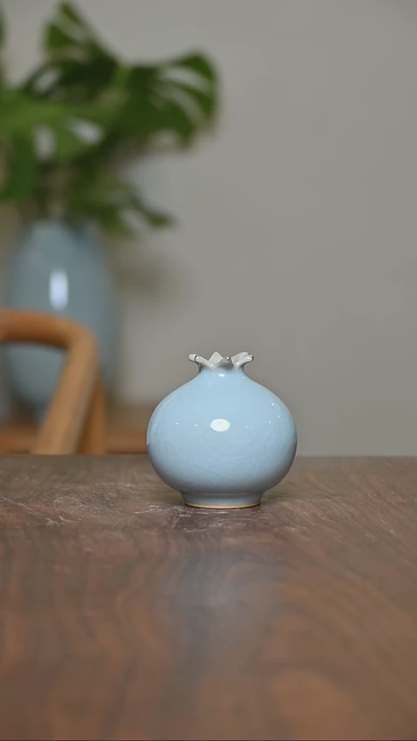 微瑕天青釉小石榴瓶