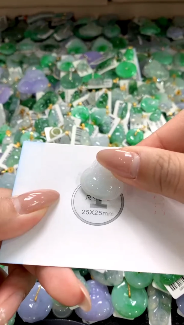 颈饰18K金镶嵌翡翠1111111111111111