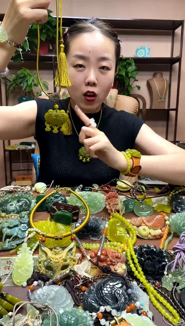 未镶嵌岫玉吊坠多样性发货发其中之一