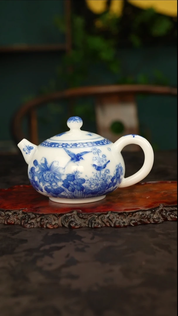 画堂春 青花手绘花鸟茶壶