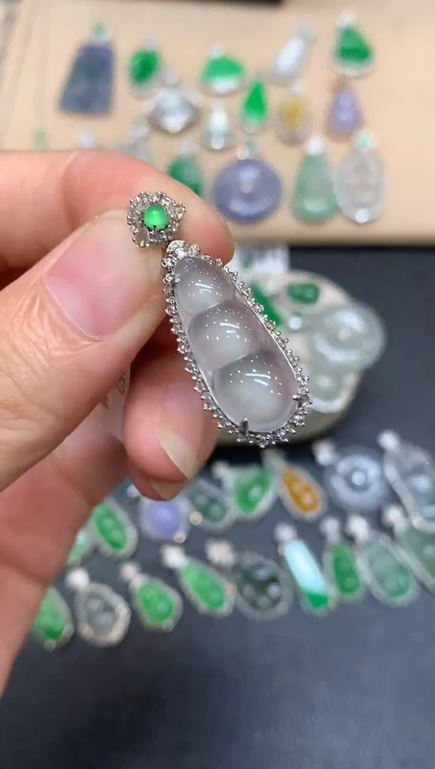 颈饰18K金镶嵌翡翠福豆【无服务费