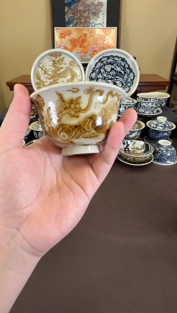 釉里金杂宝狮子压手杯