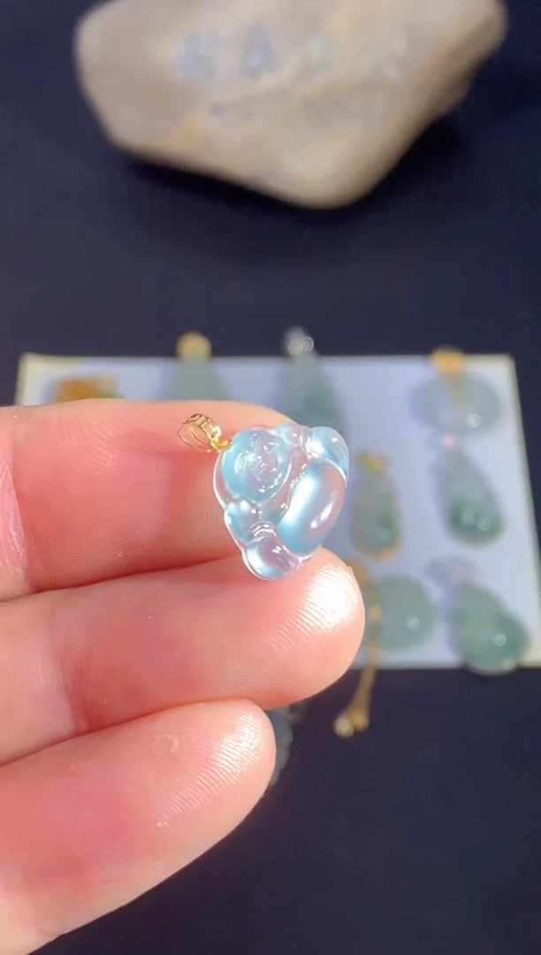 颈饰18K金镶嵌翡翠