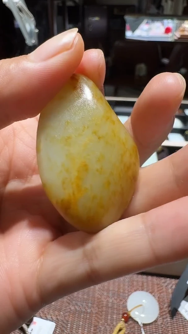 颈饰未镶嵌和田玉吊坠