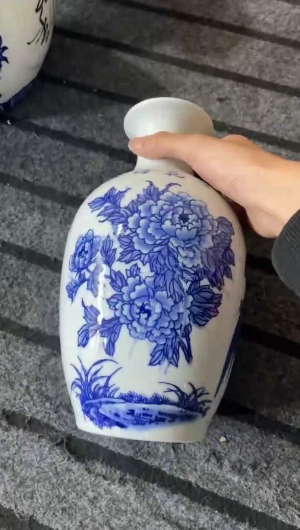 青花花瓶一个（货在直播间）