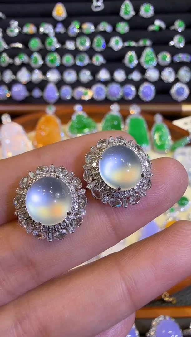 翡翠18K金镶嵌耳饰玻璃种极光白蛋面耳钉