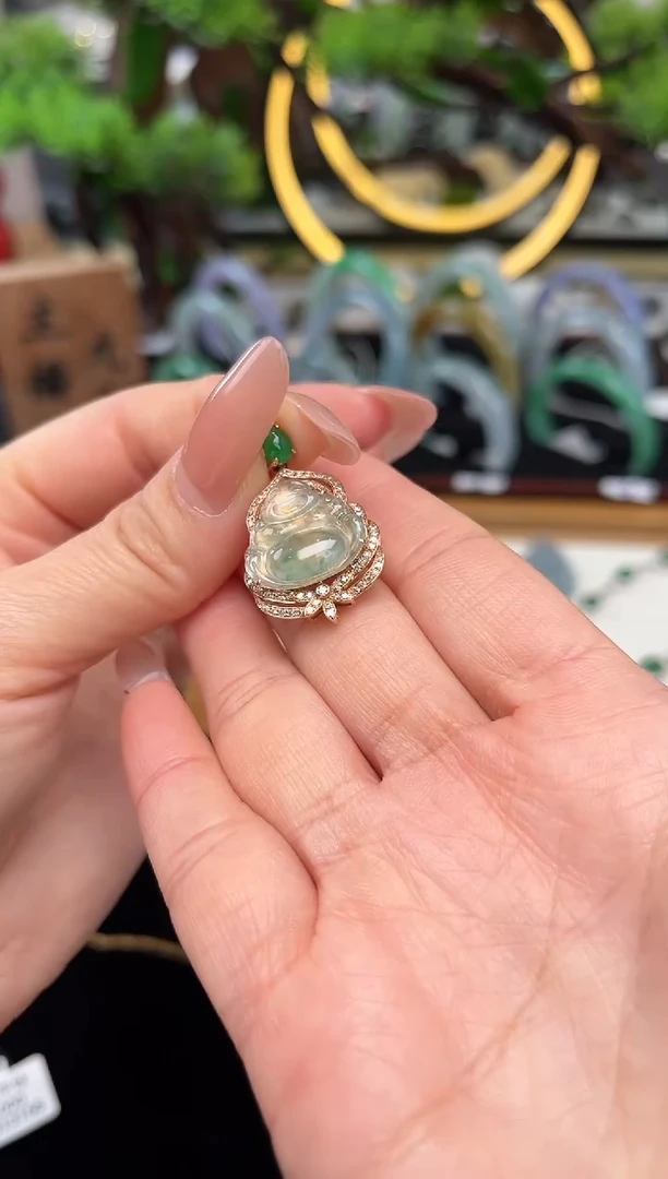 颈饰18K金镶嵌翡翠吊坠