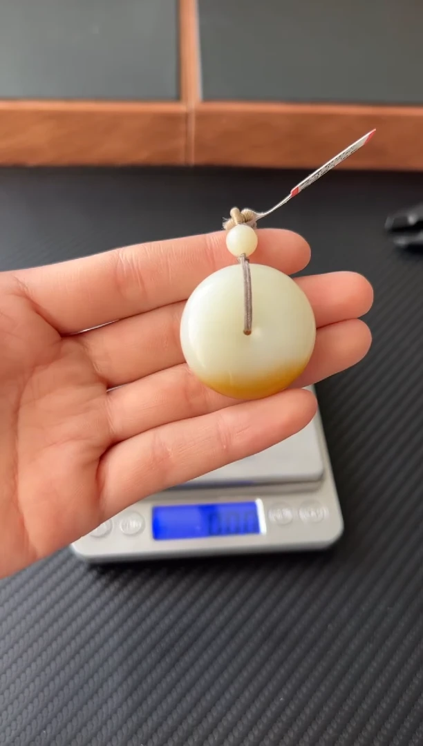 和田玉未镶嵌吊坠(赠链)且末金山微色差