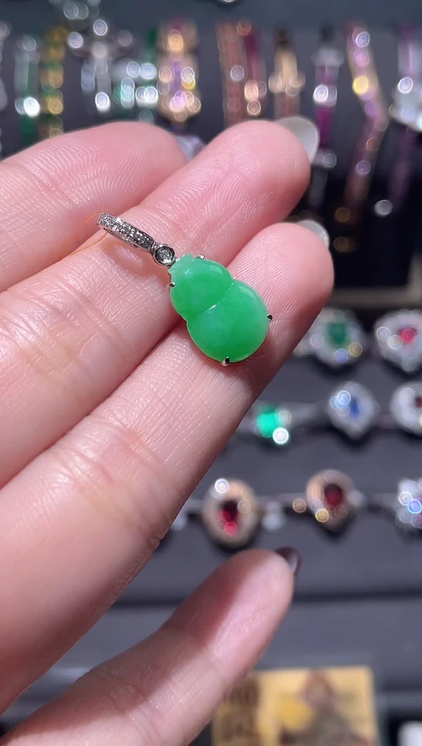 【闪购商品】翡翠颈饰18K金镶嵌翡翠吊坠