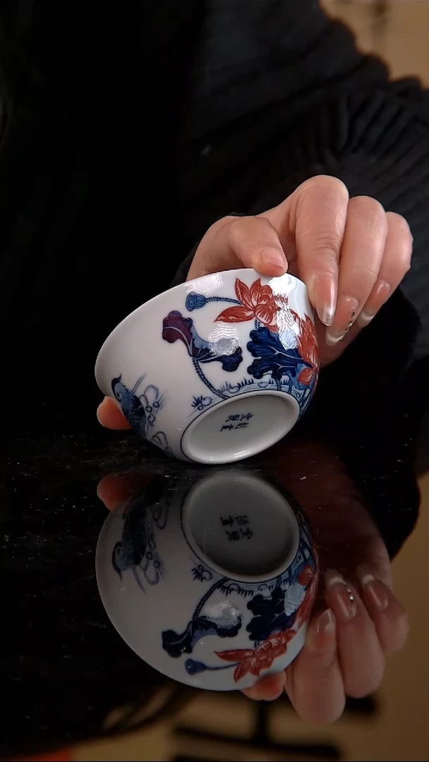 刻画堂青花釉里红鸳鸯莲池纹缸杯