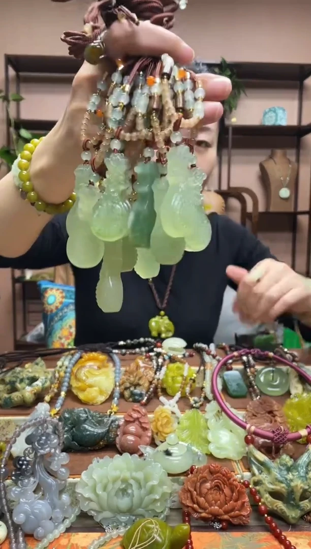 未镶嵌岫玉颈饰多样性发货发其中之一