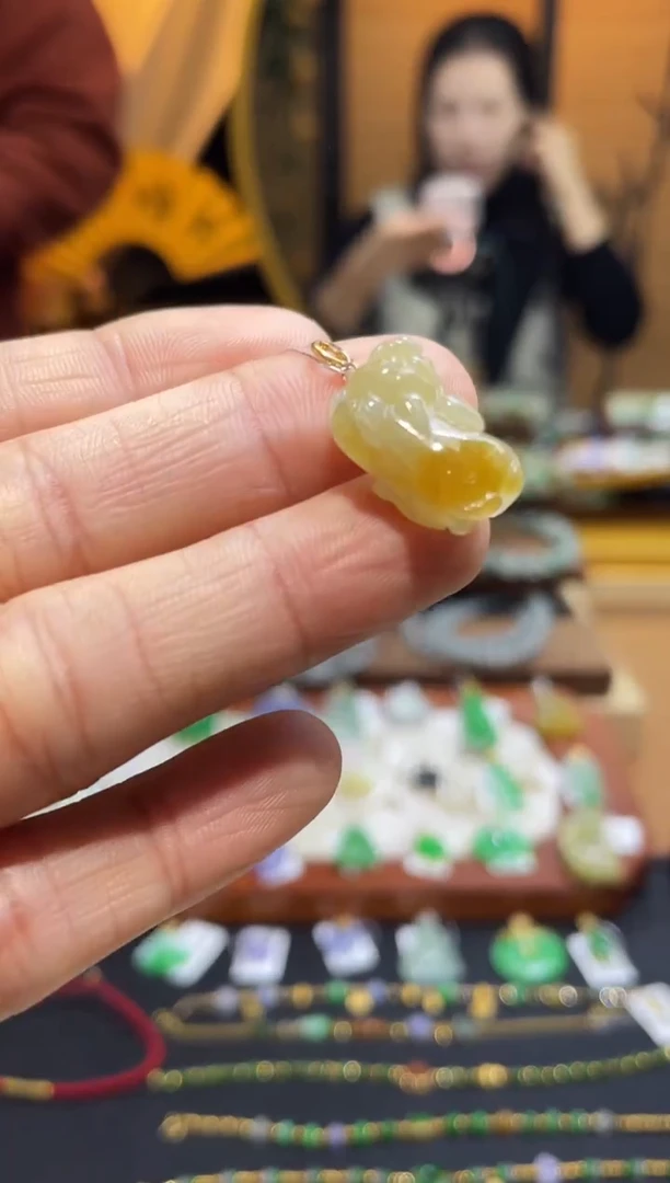 颈饰18K金镶嵌翡翠貔貅